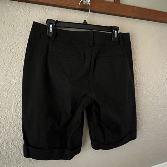 Ann Taylor Black Boardwalk Shorts With pockets, Size 8 - Picture 4 of 6